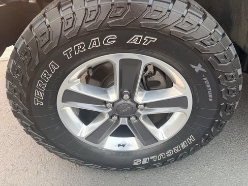 Used 2019 Jeep Wrangler Unlimited Sahara w/ Uconnect 4C Nav & Sound Group AWD/4WD image 13