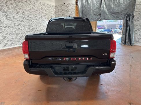 Used 2017 Toyota Tacoma TRD Sport image 6