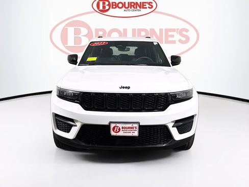 Used 2023 Jeep Grand Cherokee Altitude image 5