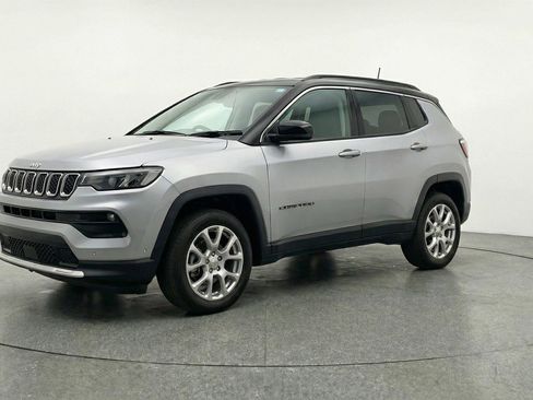 Used 2025 Jeep Compass Limited image 3