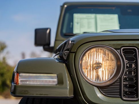 Used 2024 Jeep Wrangler Unlimited w/ Convenience Group image 10