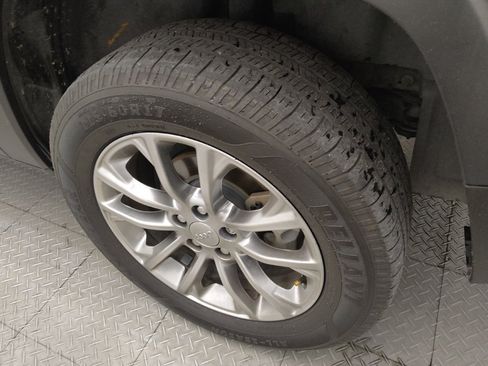 Used 2021 Jeep Cherokee Latitude Plus FWD image 31
