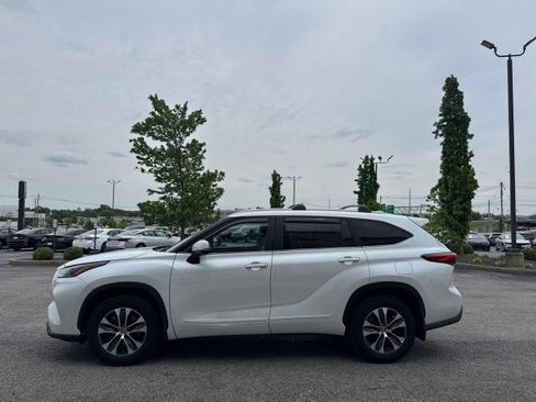 Used 2023 Toyota Highlander XLE AWD/4WD image 16
