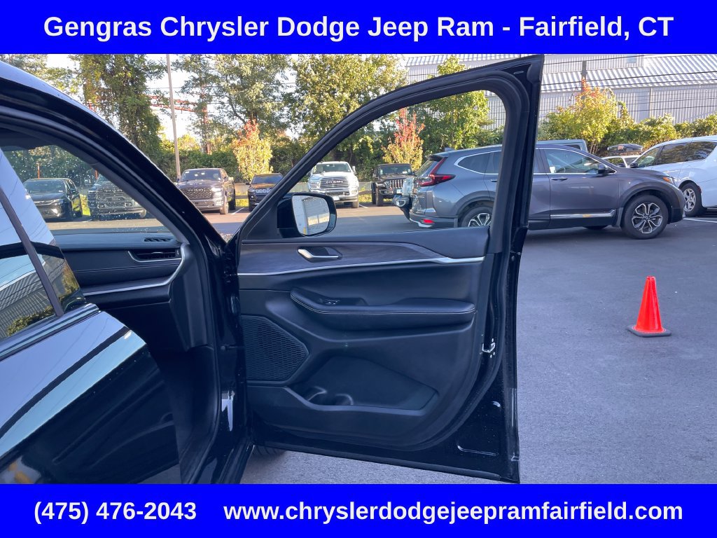 Used 2023 Jeep Grand Cherokee L Limited AWD/4WD image 18