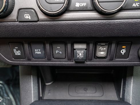Used 2019 Toyota Tacoma TRD Off-Road AWD/4WD image 27