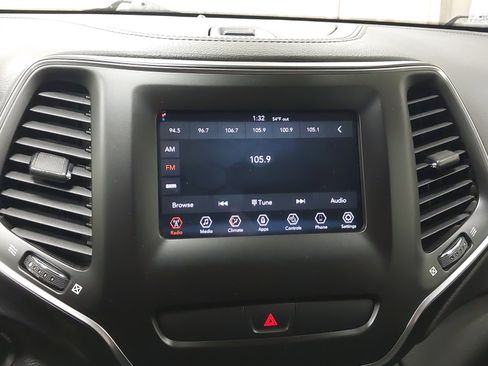 Used 2019 Jeep Cherokee Latitude w/ Cold Weather Group AWD/4WD image 20