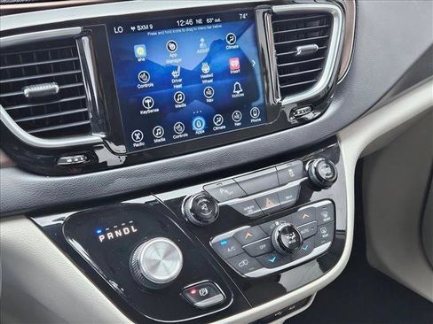 Used 2017 Chrysler Pacifica Touring-L Plus image 15