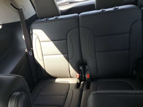 Used 2023 GMC Acadia SLT w/ Technology Package FWD image 10