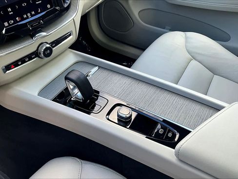 Certified 2023 Volvo XC60 B5 Plus w/ Climate Package image 15