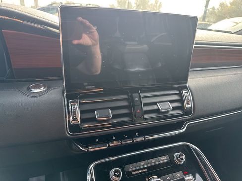 Used 2024 Lincoln Navigator L 4WD image 2