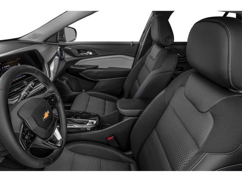 Used 2025 Chevrolet Trax LT FWD image 6