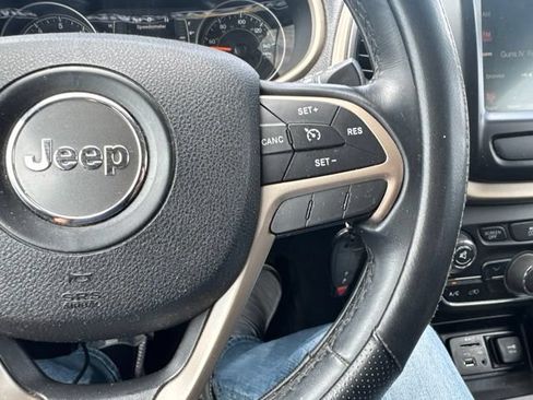 Used 2017 Jeep Cherokee Latitude FWD image 21