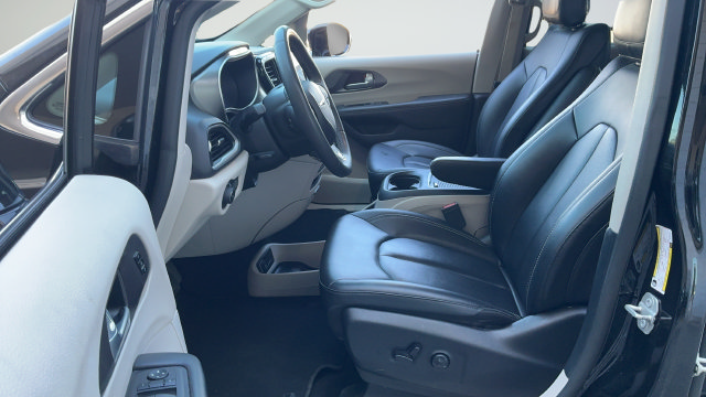 Used 2024 Chrysler Pacifica Touring-L FWD image 19