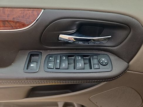 Used 2015 Chrysler Town & Country Touring-L FWD image 9