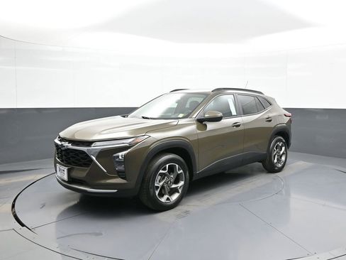 Used 2024 Chevrolet Trax LT w/ Driver Confidence Package image 1