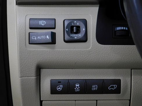 Used 2013 Lexus LX 570 4WD w/ Luxury Pkg w/Pre-crash image 42