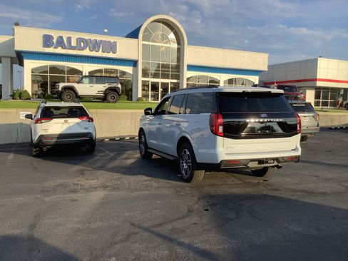 Used 2025 Ford Expedition Active AWD/4WD image 5