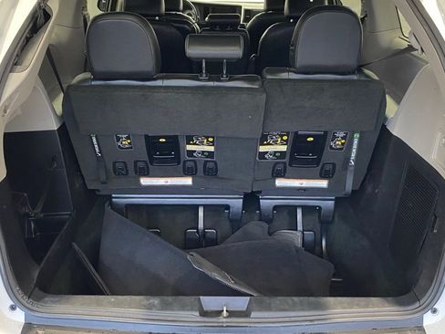 Used 2015 Toyota Sienna SE image 4