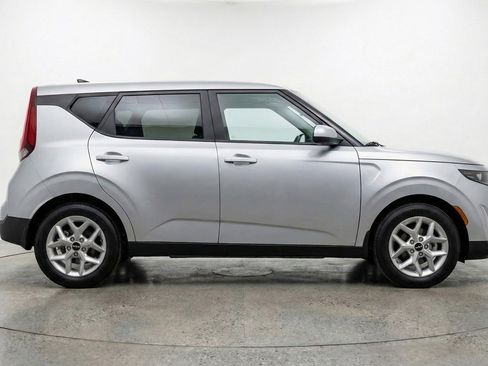 Used 2025 Kia Soul LX w/ LX Technology Package FWD image 11