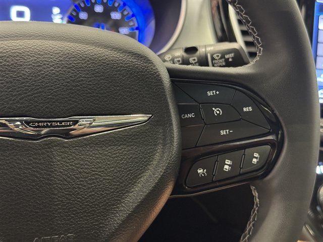 Used 2025 Chrysler Pacifica Limited FWD image 26