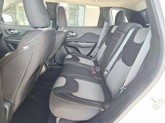 Used 2017 Jeep Cherokee Sport AWD/4WD image 12