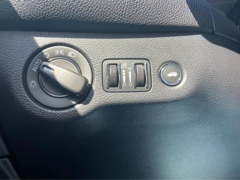 Used 2016 Dodge Challenger SXT RWD image 31