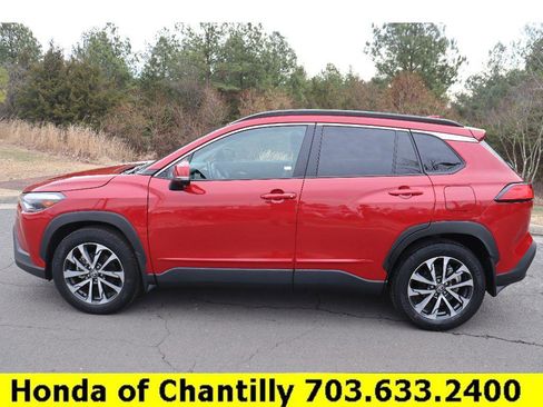 Used 2024 Toyota Corolla Cross XLE w/ Convenience Package image 4