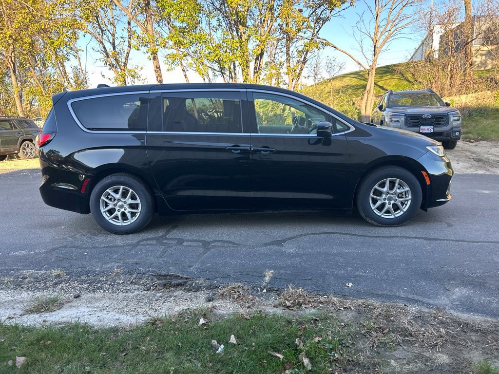 Used 2024 Chrysler Pacifica Touring-L FWD image 5