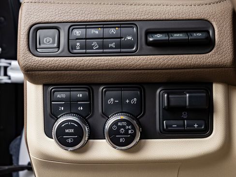 Used 2023 GMC Yukon Denali w/ Denali Reserve Package image 18