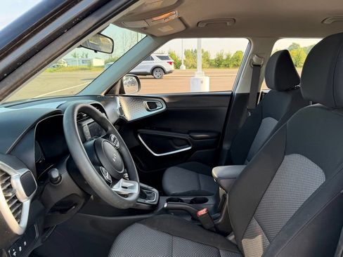 Used 2025 Kia Soul LX FWD image 9