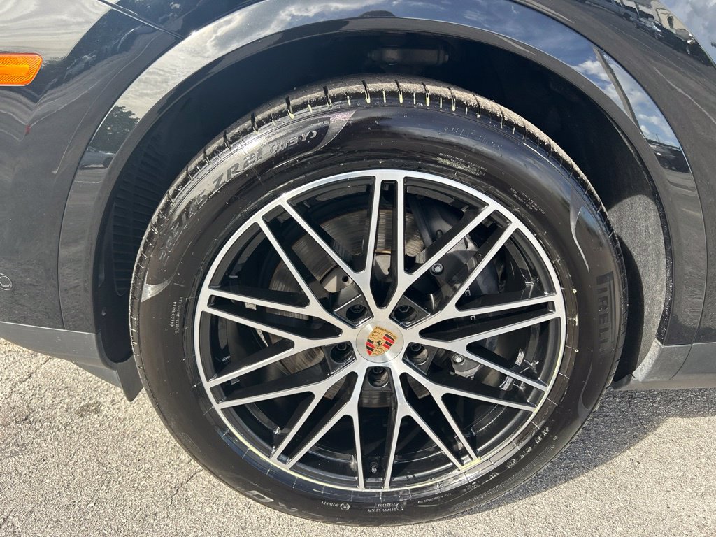 Used 2025 Porsche Cayenne AWD/4WD image 19
