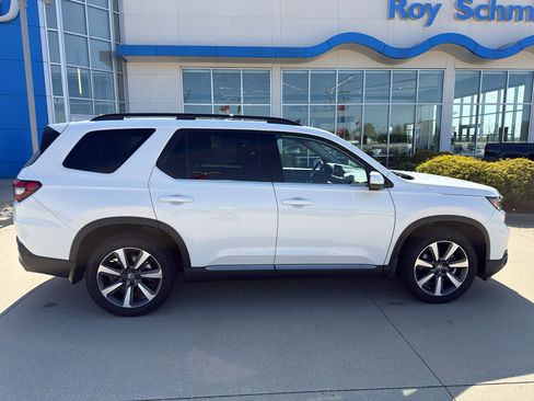 Used 2024 Honda Pilot Touring image 4