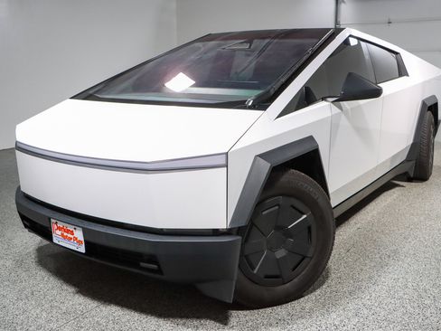 Used 2024 Tesla Cybertruck AWD Crew Cab image 27