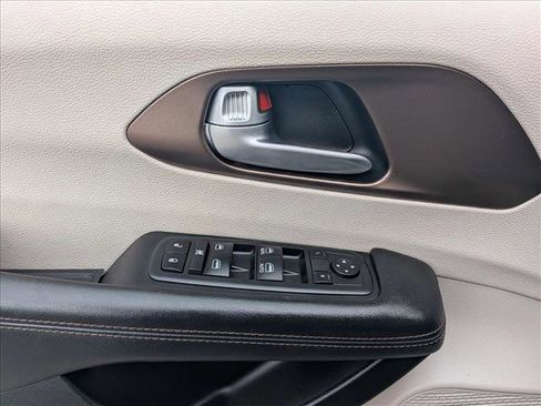 Used 2018 Chrysler Pacifica Touring Plus image 12