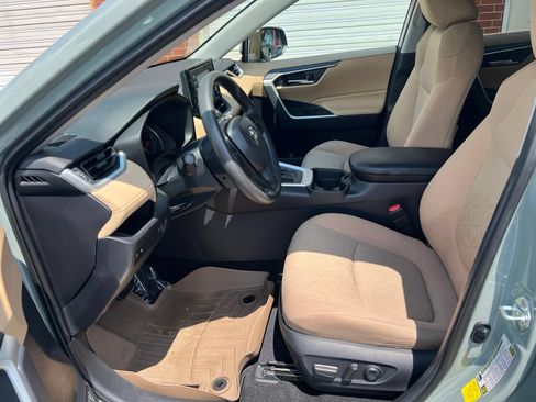 Used 2019 Toyota RAV4 XLE w/ Convenience Package FWD image 16