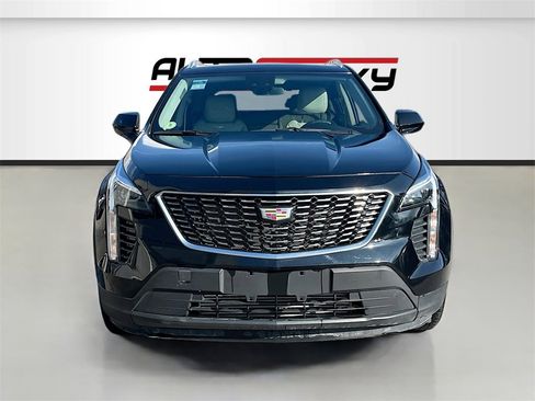 Used 2023 Cadillac XT4 Luxury w/ Cold Weather Package image 2