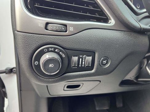 Used 2019 Jeep Cherokee Limited image 16