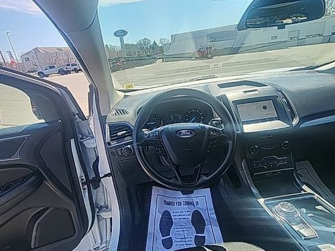 Used 2020 Ford Edge SE image 2