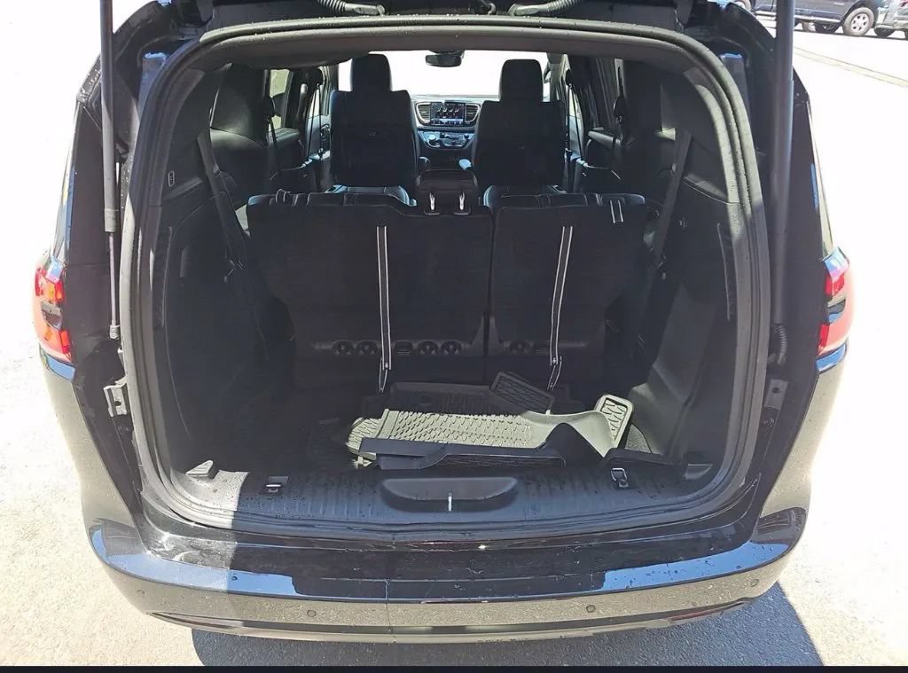 Used 2025 Chrysler Pacifica Select w/ Fav Edition Package FWD image 16