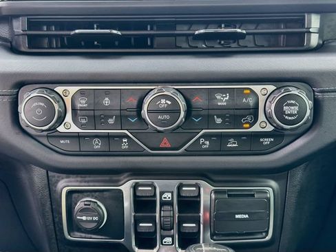 Used 2025 Jeep Gladiator Mojave AWD/4WD image 17