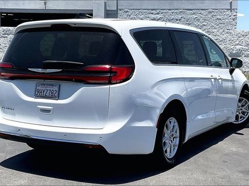 Used 2023 Chrysler Pacifica Touring-L FWD image 13