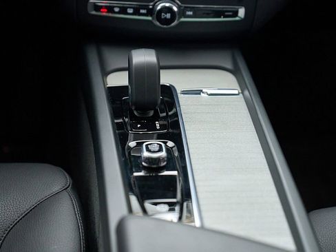 Certified 2025 Volvo XC60 B5 Plus AWD/4WD image 28