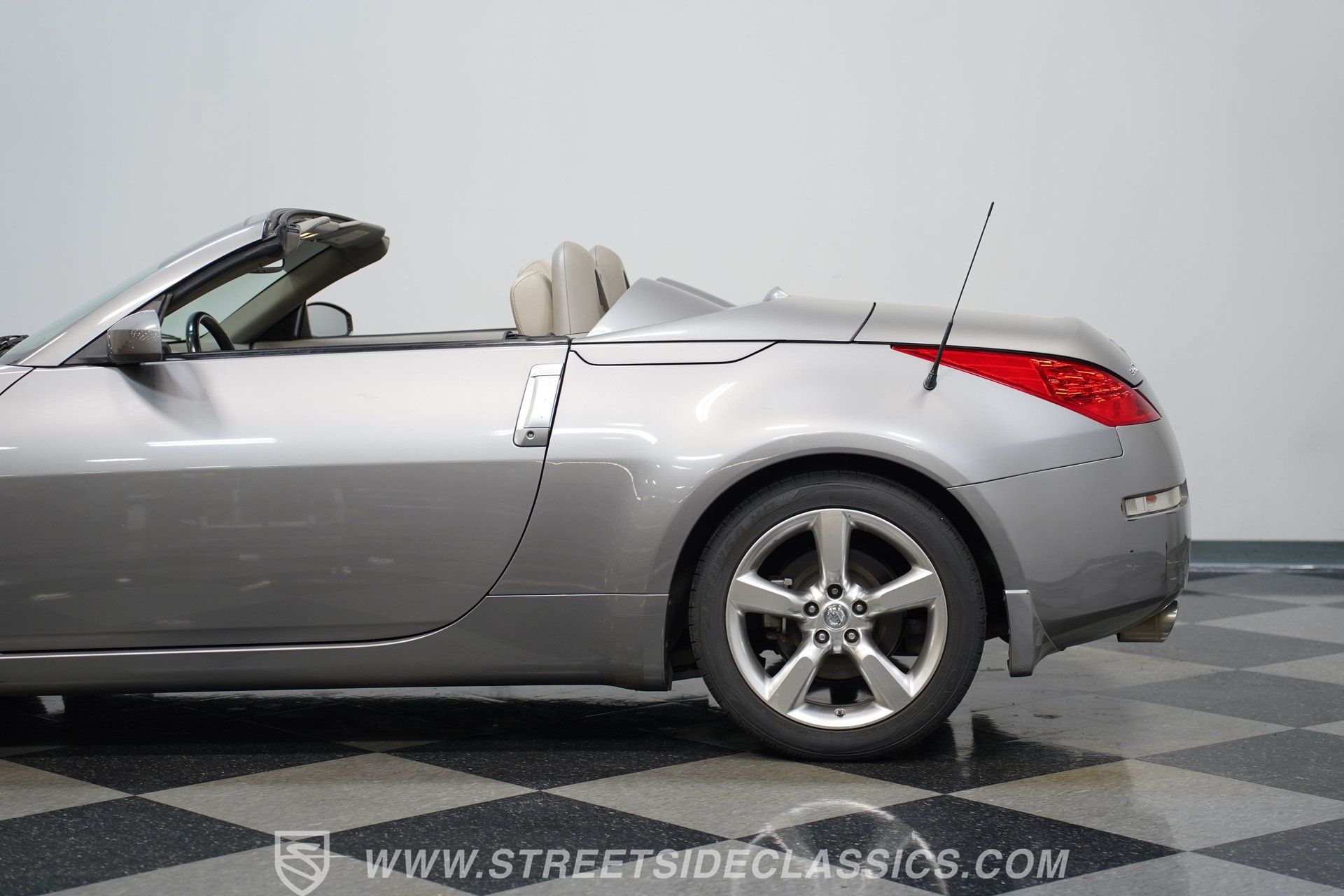 Used 2007 Nissan 350Z Touring RWD image 24