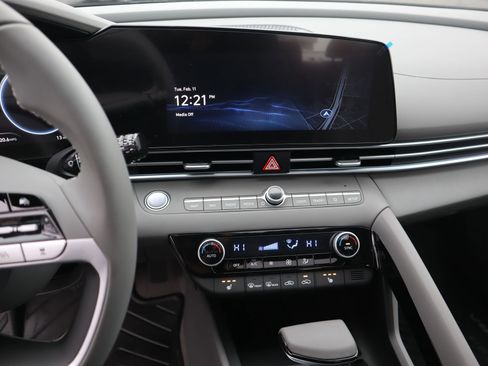 Certified 2025 Hyundai Elantra SEL image 13