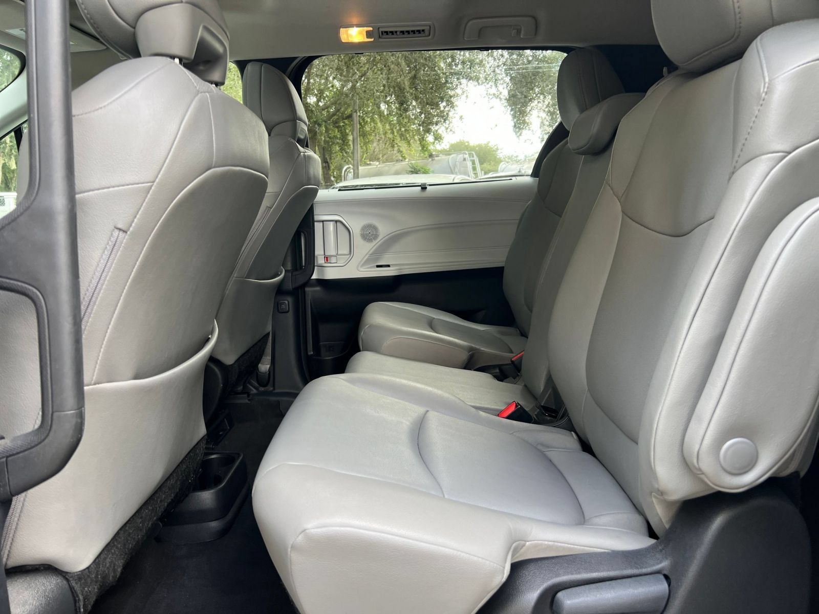 Used 2025 Toyota Sienna XLE FWD image 43