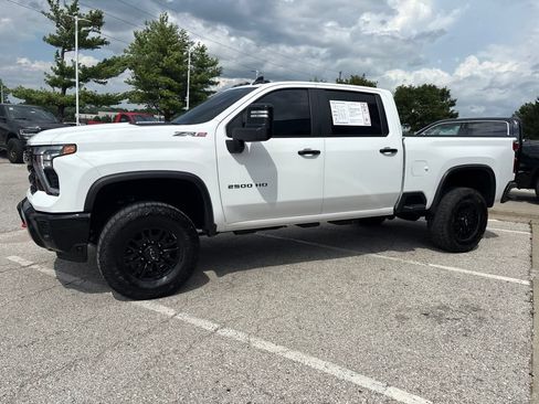 Used 2024 Chevrolet Silverado 2500 ZR2 w/ Technology Package AWD/4WD image 16