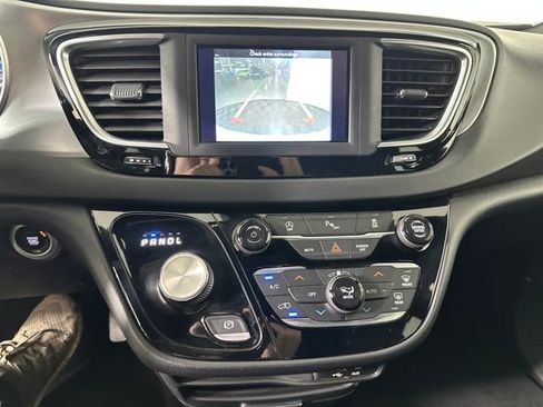 Used 2020 Chrysler Pacifica Touring w/ S Appearance Package image 22