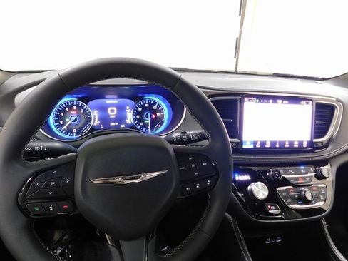 Used 2025 Chrysler Pacifica Limited image 7