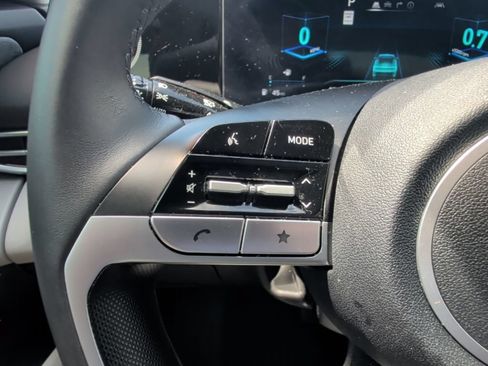 Used 2025 Hyundai Elantra Limited FWD image 18