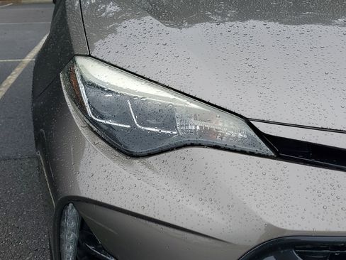 Used 2017 Toyota Corolla SE w/ SE Premium Package FWD image 7